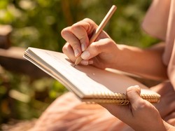 13 Puisi Hari Guru Nasional 2025 Bikin Nangis yang Singkat dan Menyentuh Hati