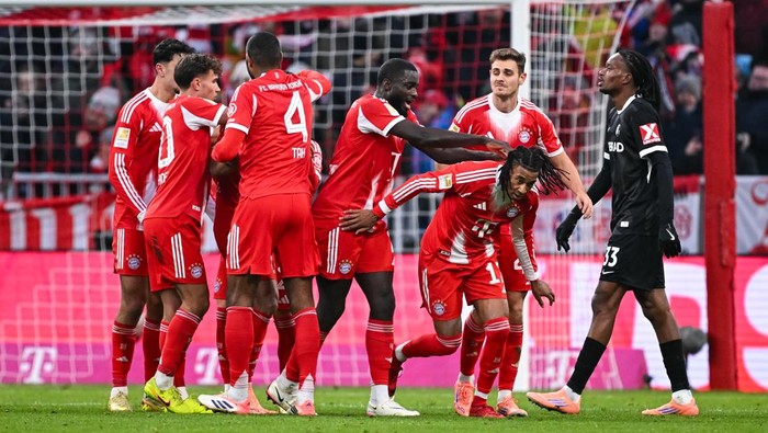 MUNICH, GERMANY - NOVEMBER 22: Michael Olise of FC Bayern Muenchen (R) celebrates his teams second goal with teammates during the Bundesliga match between FC Bayern München and SC Freiburg at Allianz Arena on November 22, 2025 in Munich, Germany. (Photo by Daniel Kopatsch/Getty Images)