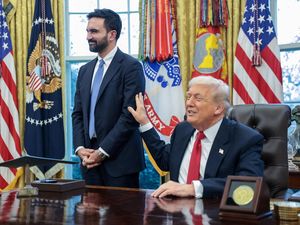 Trump Tertawa Bilang Tak Masalah Jika Mamdani Sebut Dirinya Fasis