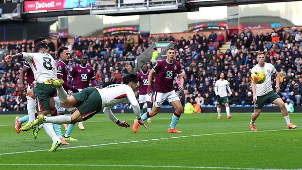 Pedro Neto BURNLEY, ENGLAND - NOVEMBER 22: Pedro Neto of Chelsea scores his team's first goal during the Premier League match between Burnley and Chelsea at Turf Moor on November 22, 2025 in Burnley, England. (Photo by Nathan Stirk/Getty Images)