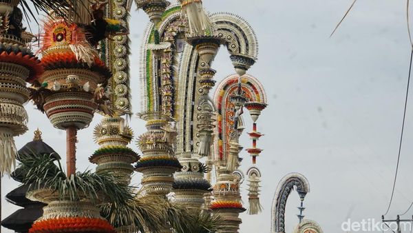 Warna-warni Penjor Raksasa Cantik di Kerobokan Badung