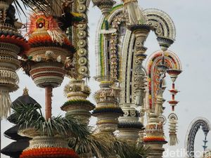 Warna-warni Penjor Raksasa Cantik di Kerobokan Badung