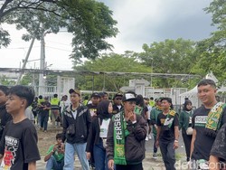 Ribuan Bonek Mulai Padati Stadon GBT Jelang Laga Persebaya Vs Arema FC