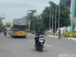 Tak Naik Rantis, Bus Tim Arema FC Tiba di Stadion GBT Dikawal Bonek
