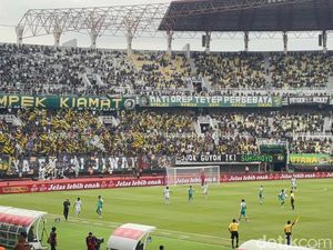 Hujan Kartu Kuning, Babak Pertama Persebaya Vs Arema FC 0-0