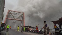 Petugas Bersiaga di Jembatan Besuk Kobokan Antisipasi Dampak Erupsi Semeru