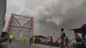 Petugas Bersiaga di Jembatan Besuk Kobokan Antisipasi Dampak Erupsi Semeru