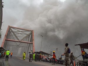 Petugas Bersiaga di Jembatan Besuk Kobokan Antisipasi Dampak Erupsi Semeru
