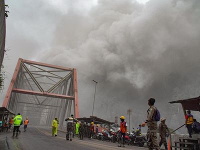 Petugas Bersiaga di Jembatan Besuk Kobokan Antisipasi Dampak Erupsi Semeru