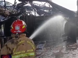 Kebakaran Gudang Oli Bekas di Bogor Akhirnya Padam Setelah 13 Jam