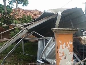 Amukan Puting Beliung Rusak 60 Rumah di Subang