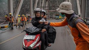 Relawan Bagikan Masker untuk Lindungi Warga dari Abu Erupsi Semeru