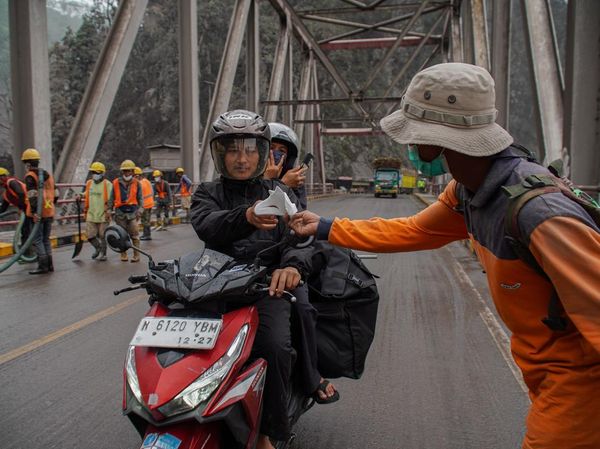 Relawan Bagikan Masker untuk Lindungi Warga dari Abu Erupsi Semeru