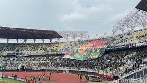 Harapan Bonek Tunanetra di Tengah Gemuruh GBT Laga Persebaya Vs Arema FC