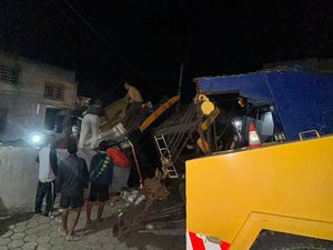 Tak Kuat Nanjak, Truk di Bogor Mundur hingga Tabrak Tempat Cuci Mobil