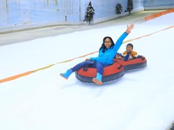 Siapa Mengira Bisa Bermain Salju di Bekasi