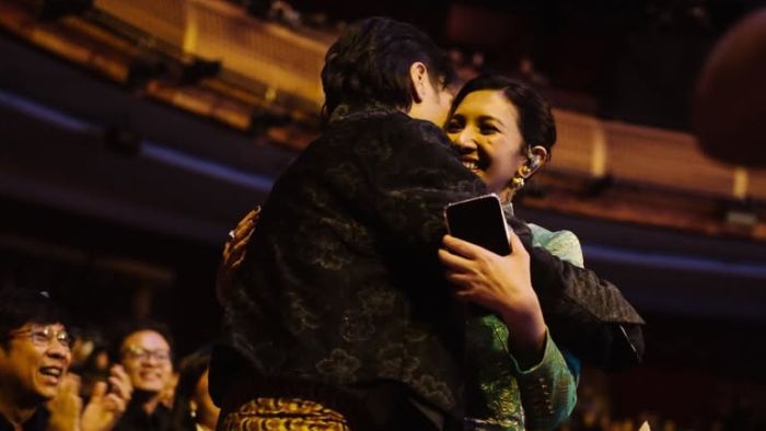 Vidi Aldiano tak bisa menyembunyikan rasa bangga dan haru atas kemenangan sang istri. Saat nama Sheila Dara Aisha diumumkan sebagai pemenang, dia langsung berdiri dari kursinya, serta memeluk dan mencium sang istri.