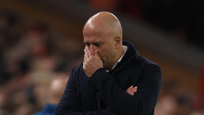 Soccer Football - Premier League - Liverpool v Nottingham Forest - Anfield, Liverpool, Britain - November 22, 2025 Liverpool manager Arne Slot looks dejected after Nottingham Forests Morgan Gibbs-White scores their third goal REUTERS/Phil Noble EDITORIAL USE ONLY. NO USE WITH UNAUTHORIZED AUDIO, VIDEO, DATA, FIXTURE LISTS, CLUB/LEAGUE LOGOS OR LIVE SERVICES. ONLINE IN-MATCH USE LIMITED TO 120 IMAGES, NO VIDEO EMULATION. NO USE IN BETTING, GAMES OR SINGLE CLUB/LEAGUE/PLAYER PUBLICATIONS. PLEASE CONTACT YOUR ACCOUNT REPRESENTATIVE FOR FURTHER DETAILS..