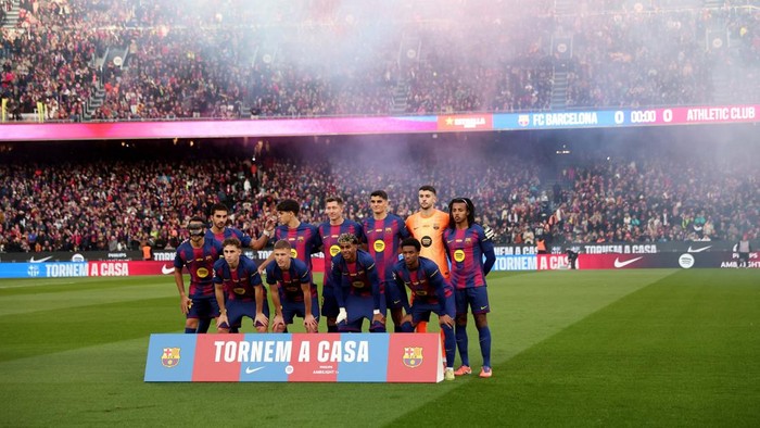 Soccer Football - LaLiga - FC Barcelona v Athletic Bilbao - Spotify Camp Nou, Barcelona, Spain - November 22, 2025 FC Barcelona players pose for a team group photo before the match REUTERS/Bruna Casas