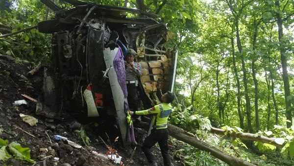 Bus Terjun ke Jurang di Situbondo Lukai Tujuh Penumpang
