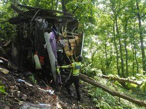 Bus Terjun ke Jurang di Situbondo Lukai Tujuh Penumpang
