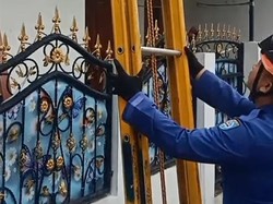 Damkar Depok Bantu Ambil Sepatu di Genting yang Dilempar Bocah Iseng