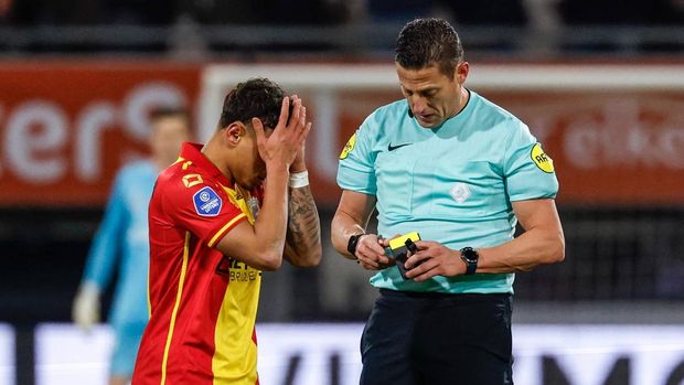 Almelo, Netherlands - November 22: Dean James of Go Ahead Eagles looks dejected after Referee Jeroen Manschot showed a yellow-red card during the Dutch Eredivisie match between Heracles Almelo and Go Ahead Eagles at Erve Asito on November 22, 2025 in Almelo, Netherlands. (Photo by Marcel ter Bals/DeFodi Images/DeFodi via Getty Images)