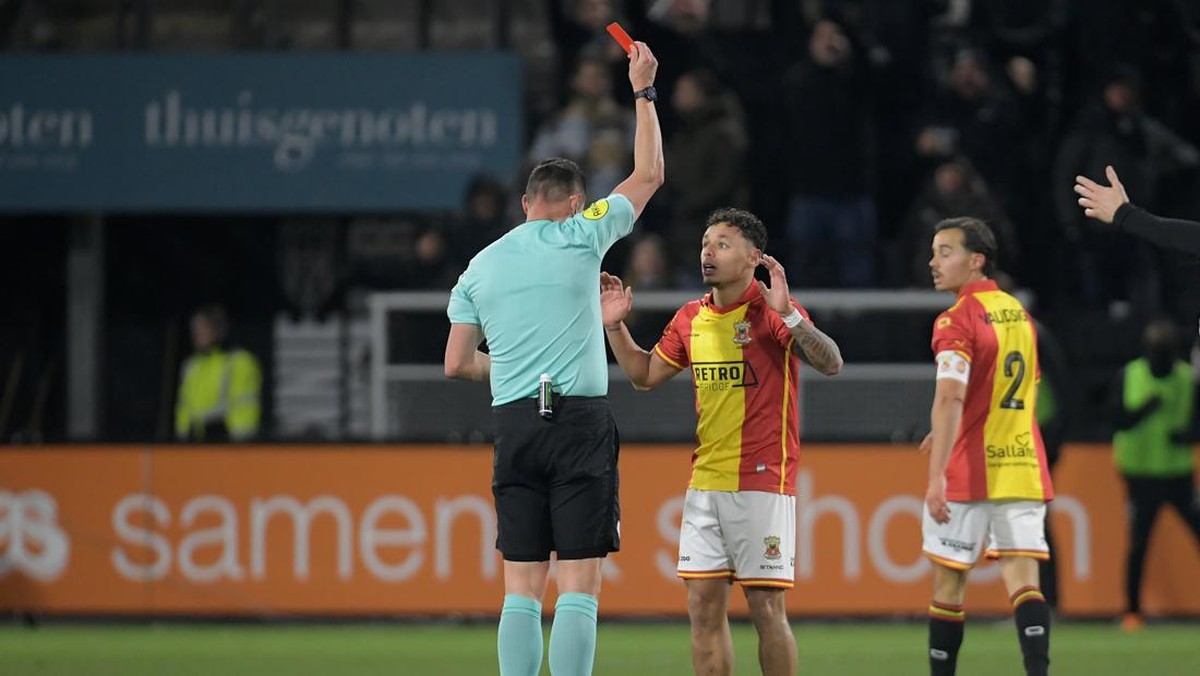 Dean James mendapat kartu merah. (Foto: Getty Images/BSR Agency)