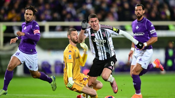 Soccer Football - Serie A - Fiorentina v Juventus - Stadio Artemio Franchi, Florence, Italy - November 22, 2025 Juventus Dusan Vlahovic in action with Fiorentinas David de Gea REUTERS/Daniele Mascolo