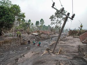 Penjelasan Kades Soal Rumah yang Utuh Seolah Tak Tersentuh Erupsi Semeru
