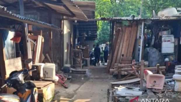 Gubuk liar di Tempat Pemakaman Umum (TPU) Kebon Nanas, Cipinang Besar Selatan, Jatinegara, Jakarta Timur, Selasa (29/7/2025). (ANTARA/Siti Nurhaliza)