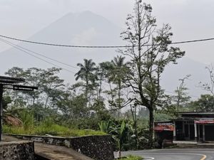 Gunung Semeru 2 Kali Erupsi Pagi Ini