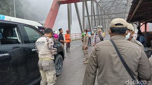 Potret Gladak Perak Lumajang Kembali Diselimuti Awan Panas Semeru