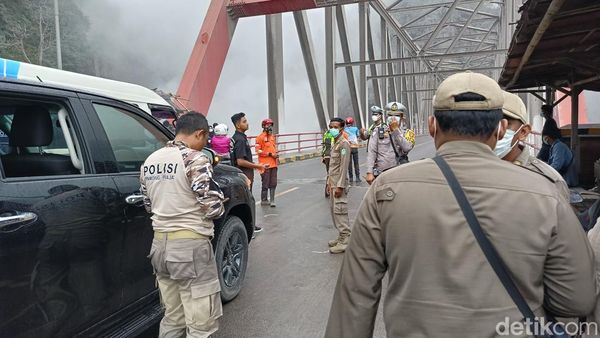 Potret Gladak Perak Lumajang Kembali Diselimuti Awan Panas Semeru