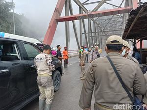 Potret Gladak Perak Lumajang Kembali Diselimuti Awan Panas Semeru