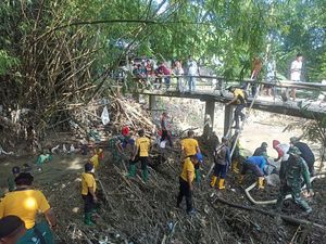 Akses Terputus, Polsek Bluluk-Warga Dirikan Jembatan Darurat