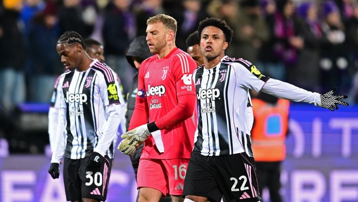 Soccer Football - Serie A - Fiorentina v Juventus - Stadio Artemio Franchi, Florence, Italy - November 22, 2025 Juventus Weston Mckennie, Michele Di Gregorio and Jonathan David at the end of the match REUTERS/Daniele Mascolo