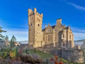 Bukan Sekadar Indah, Istana Ini Punya Sejarah Kelam & Penghuni Tak Kasat Mata