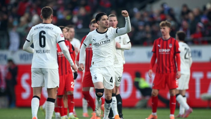 HEIDENHEIM, GERMANY - NOVEMBER 22: Kevin Diks of Borussia Monchengladbach celebrates scoring his teams first goal from the penalty spot during the Bundesliga match between 1. FC Heidenheim 1846 and Borussia Mönchengladbach at Voith-Arena on November 22, 2025 in Heidenheim, Germany. (Photo by Alex Grimm/Getty Images)