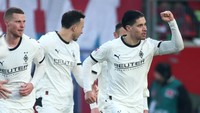 Kemenangan atas Heidenheim membawa Moenchengladbach naik ke posisi 11 klasemen sementara Bundesliga. Kevin Diks cs sudah mengoleksi 12 poin, hasil dari 3 kemenangan dan 3 imbang dari 11 pertandingan. (Foto: Getty Images/Alex Grimm)