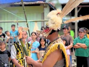 Makna Tiup Obor dalam Pernikahan Adat Dayak Kenyah Bakung