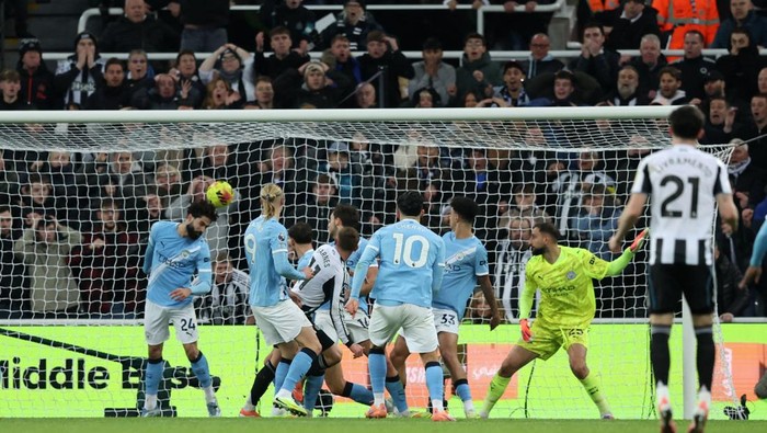 Soccer Football - Premier League - Newcastle United v Manchester City - St James Park, Newcastle, Britain - November 22, 2025 Newcastle Uniteds Harvey Barnes celebrates scoring their second goal Action Images via Reuters/Lee Smith EDITORIAL USE ONLY. NO USE WITH UNAUTHORIZED AUDIO, VIDEO, DATA, FIXTURE LISTS, CLUB/LEAGUE LOGOS OR LIVE SERVICES. ONLINE IN-MATCH USE LIMITED TO 120 IMAGES, NO VIDEO EMULATION. NO USE IN BETTING, GAMES OR SINGLE CLUB/LEAGUE/PLAYER PUBLICATIONS. PLEASE CONTACT YOUR ACCOUNT REPRESENTATIVE FOR FURTHER DETAILS..