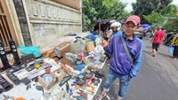 Pedagang Loak Jatinegara Cerita Beli-Jual Barang Random: Pasti Jadi Duit