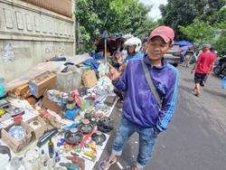 Barang Random di Pasar Loak Jatinegara Ternyata Curi Perhatian Gen Z