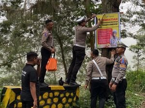 Polisi Pasang Rambu Rawan Longsor di Jalur Wisata Bromo Tosari Pasuruan