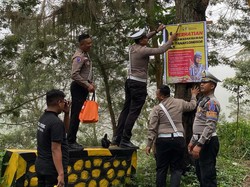 Polisi Pasang Rambu Rawan Longsor di Jalur Wisata Bromo Tosari Pasuruan