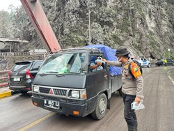 Tim SAR Polda Jatim Bagikan Masker Antisipasi Abu Vulkanik Semeru