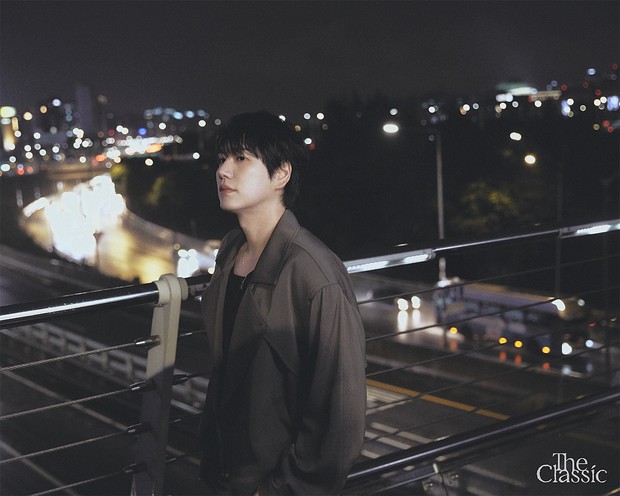 Potret Kyuhyun dalam foto konsep album 'The Classic'/ Foto: instagram.com/kyuhyun_official Kyuhyun resmi melangsungkan comeback solo perdana di tahun 2025 dengan merilis album 'The Classic'. Tajuk utama dalam album terbarunya adalah lagu 'Like Our First Snow'.