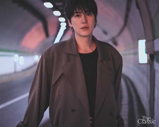 Potret Kyuhyun dalam foto konsep album 'The Classic'/ Foto: instagram.com/kyuhyun_official Like Our First Snow merupakan lagu balada yang mengisahkan tentang kerinduan seseorang akan turunnya salju pertama. Kyuhyun berhasil menyampaikan emosi dalam lagu melalui vokalnya yang kuat dan menyentuh.