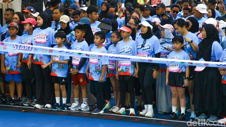 Sejumlah peserta berlari dalam Eco Run Fest Pertamina 2025 yang digelar di Plaza Timur GBK, Jakarta, Minggu (23/11/2025).